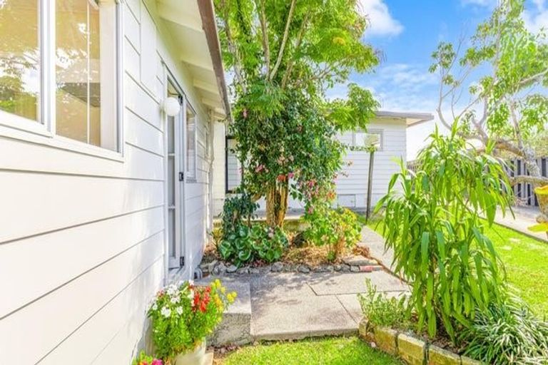 Photo of property in 30a County Road, Torbay, Auckland, 0630