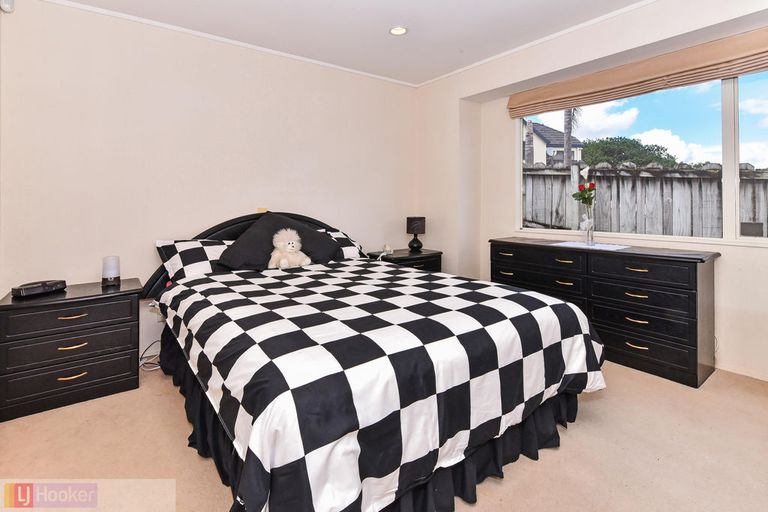 Photo of property in 1/49 Ribbonwood Crescent, Goodwood Heights, Auckland, 2105