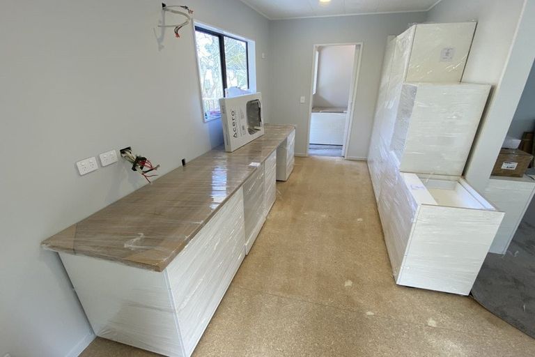 Photo of property in 15 Atlantis Place, Totara Vale, Auckland, 0629