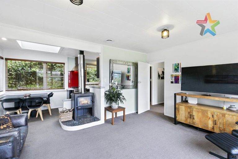 Photo of property in 10 Innes Way, Newlands, Wellington, 6037