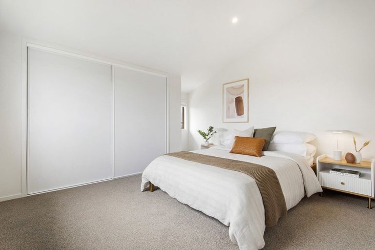 Photo of property in 2/5 Eversleigh Road, Belmont, Auckland, 0622