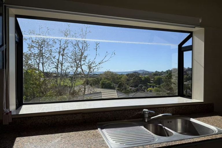 Photo of property in 28 Ronald Macken Place, Windsor Park, Auckland, 0632