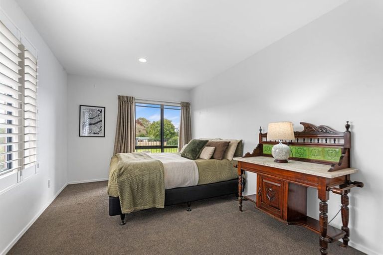 Photo of property in 100 Gardiners Road, Harewood, Christchurch, 8051