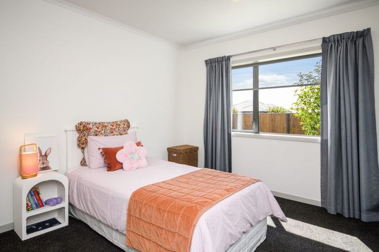 Photo of property in 10 Mediterranean Grove, Fitzherbert, Palmerston North, 4410