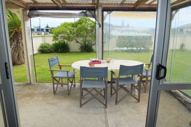 Photo of property in 17 Pratt Avenue, Foxton Beach, Foxton, 4815