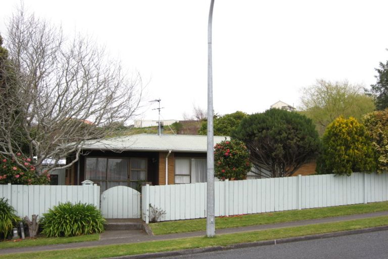 Photo of property in 32 Kauri Street, Merrilands, New Plymouth, 4312