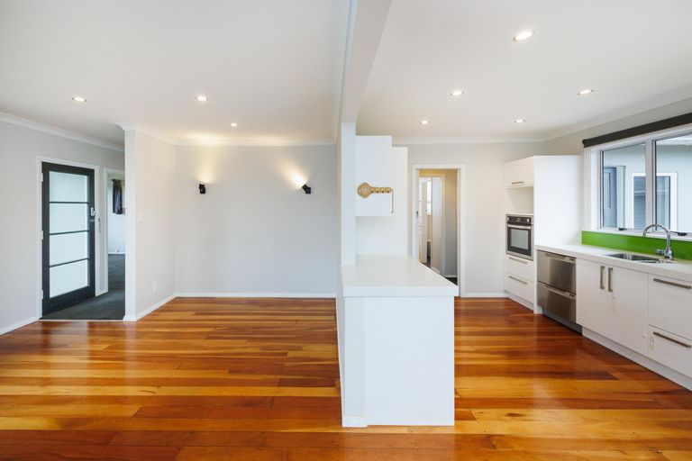 Photo of property in 4 Eton Place, Terrace End, Palmerston North, 4410