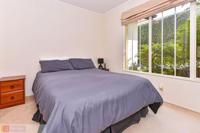 Photo of property in 1/49 Ribbonwood Crescent, Goodwood Heights, Auckland, 2105