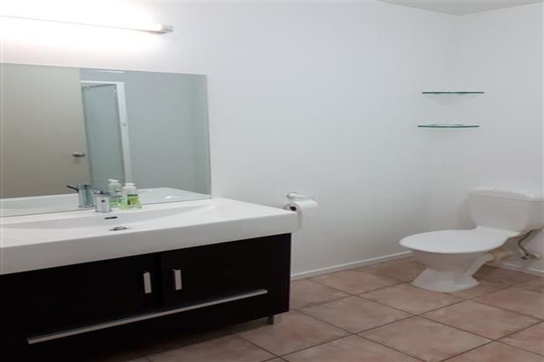 Photo of property in 19 Calypso Way, Unsworth Heights, Auckland, 0632