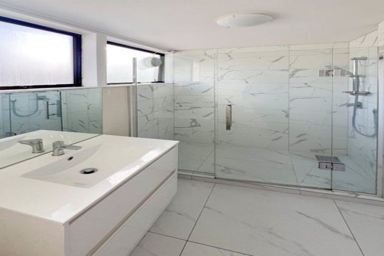 Photo of property in 3/25a Beach Road, Te Atatu Peninsula, Auckland, 0610