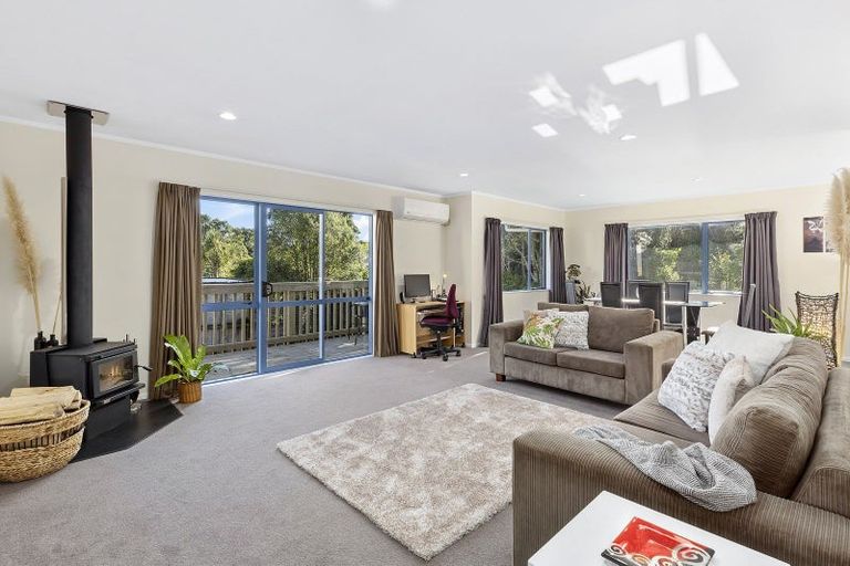Photo of property in 49a Lyndfield Lane, Newlands, Wellington, 6037