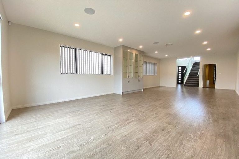 Photo of property in 42 Mcwhirters Farm Lane, Massey, Auckland, 0614