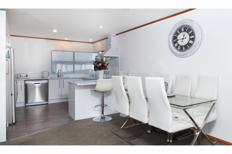 Photo of property in 13 Zefiro Drive, Massey, Auckland, 0614