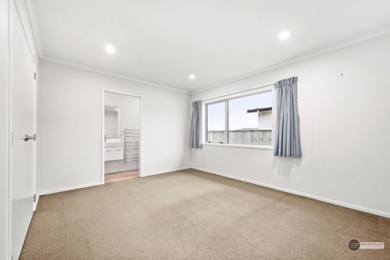 Photo of property in 73 Riverstone Drive, Riverstone Terraces, Upper Hutt, 5018