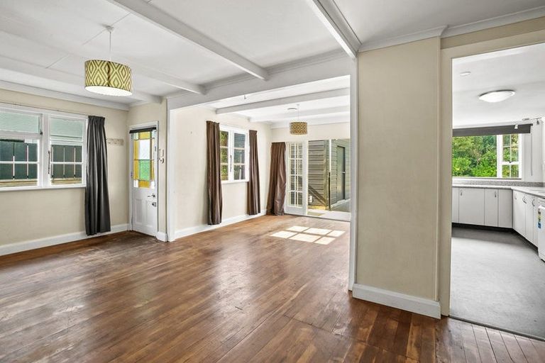 Photo of property in 8 Awanui Street, Merrilands, New Plymouth, 4312