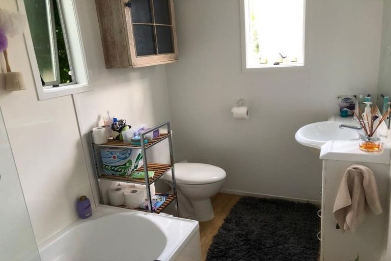 Photo of property in 1/32 Knightsbridge Drive, Forrest Hill, Auckland, 0620