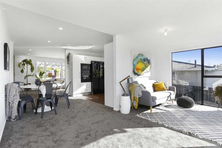 Photo of property in 4 Neil Avenue, Te Atatu Peninsula, Auckland, 0610