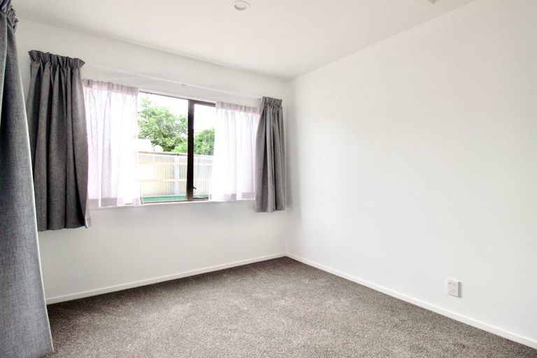 Photo of property in 2/708 Swanson Road, Swanson, Auckland, 0612