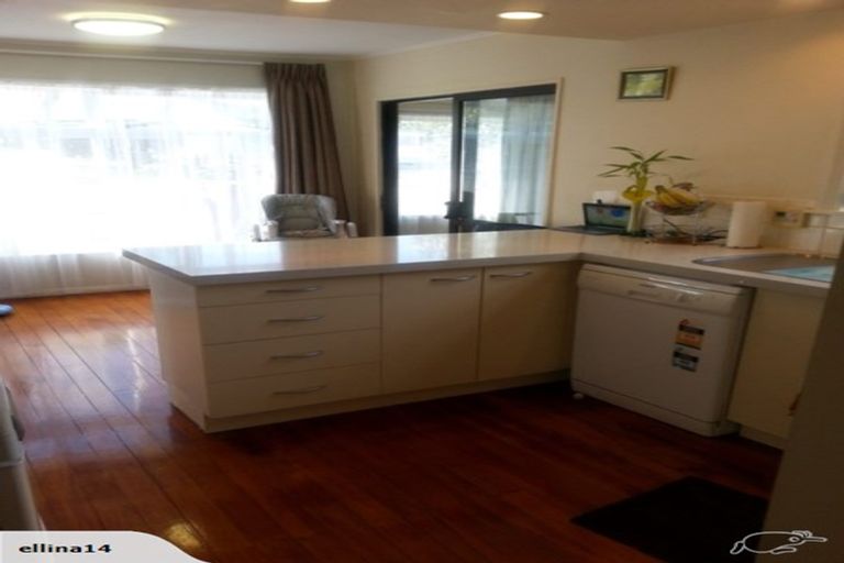 Photo of property in 2/47 Greenslade Crescent, Northcote, Auckland, 0627