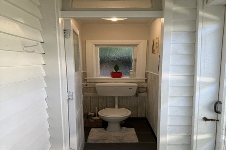 Photo of property in 8 Taungata Road, York Bay, Lower Hutt, 5013