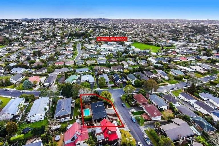 Photo of property in 1 Lynngate Place, Hillcrest, Auckland, 0627