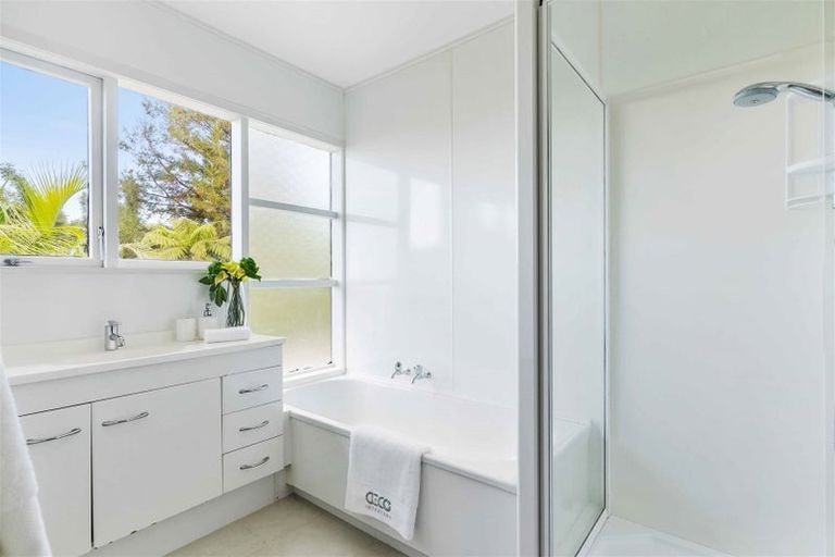 Photo of property in 5 Odette Road, Totara Vale, Auckland, 0629