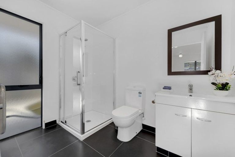 Photo of property in 6 Frank Bunce Grove, Flat Bush, Auckland, 2019