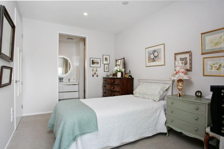 Photo of property in 204/86 Alpha Street, Cambridge, 3434