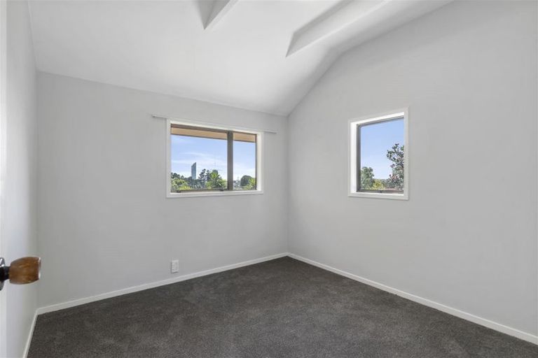 Photo of property in 1/6 Tahinga Street, Northcote, Auckland, 0627