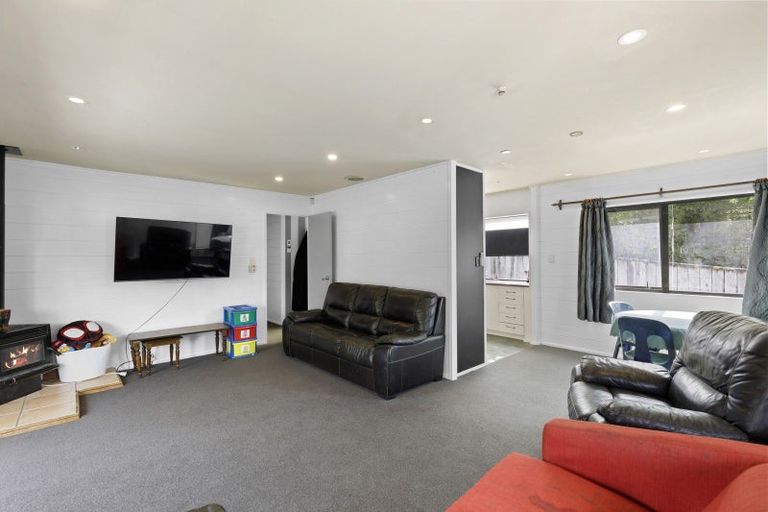 Photo of property in 6 Serenity Grove, Maoribank, Upper Hutt, 5018