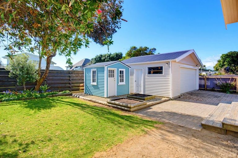 Photo of property in 6 Adrian Grove, Waikanae Beach, Waikanae, 5036
