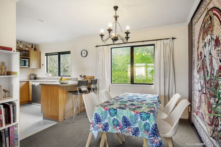 Photo of property in 39 Dress Circle, Newlands, Wellington, 6037