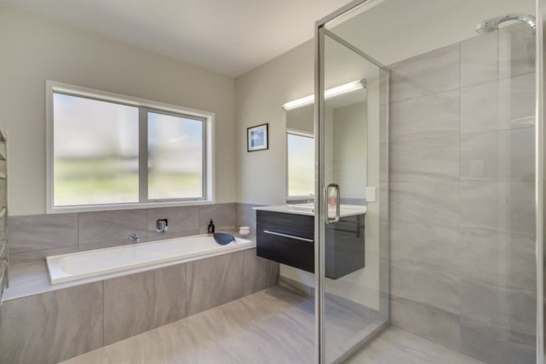 Photo of property in 5 Avocado Lane, Bethlehem, Tauranga, 3110