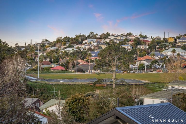 Photo of property in 2/26 Unsworth Drive, Unsworth Heights, Auckland, 0632