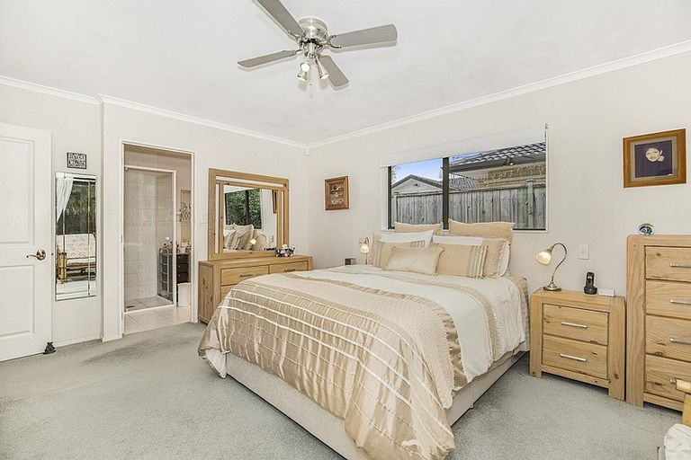 Photo of property in 70 Lothian Brae, Wattle Downs, Auckland, 2103