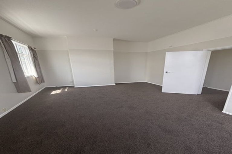 Photo of property in 16 Glendavar Street, Berhampore, Wellington, 6023