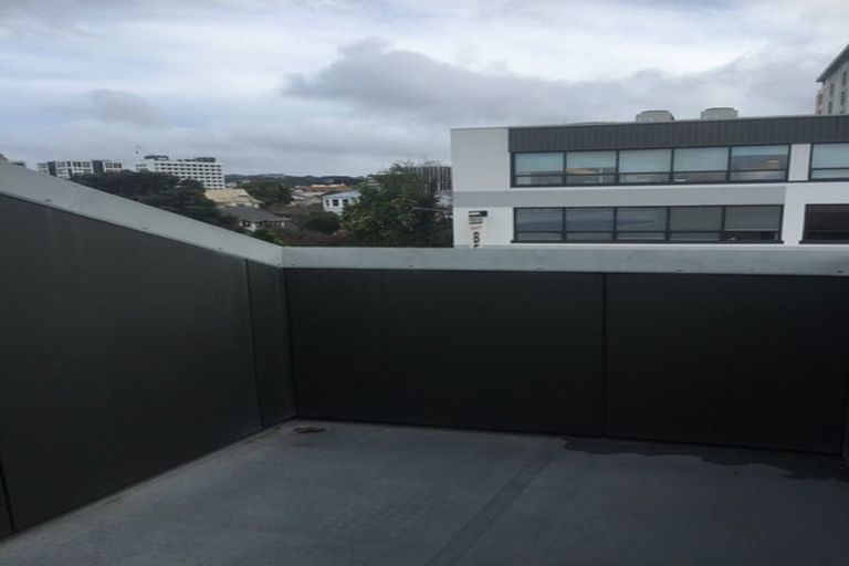 Photo of property in Metro Apartments, 16/220 Thorndon Quay, Pipitea, Wellington, 6011