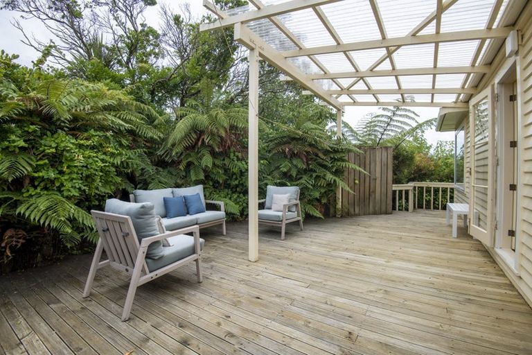 Photo of property in 5 Lyndhurst Road, Tawa, Wellington, 5028