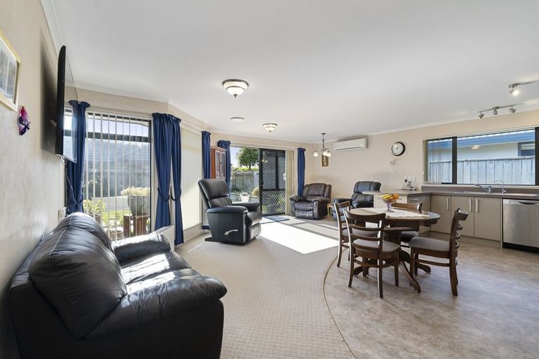 Photo of property in 25 Geneva Terrace, Kelvin Grove, Palmerston North, 4414