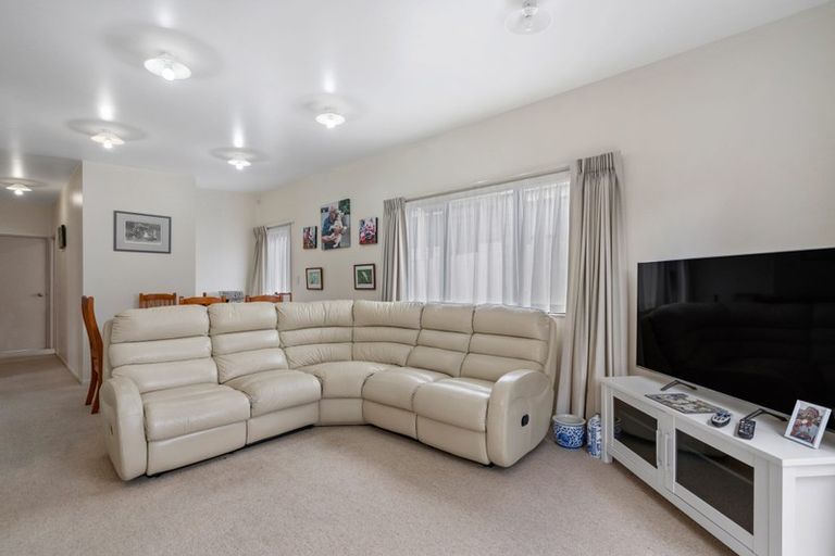 Photo of property in 2 Glucina Place, Glen Eden, Auckland, 0602