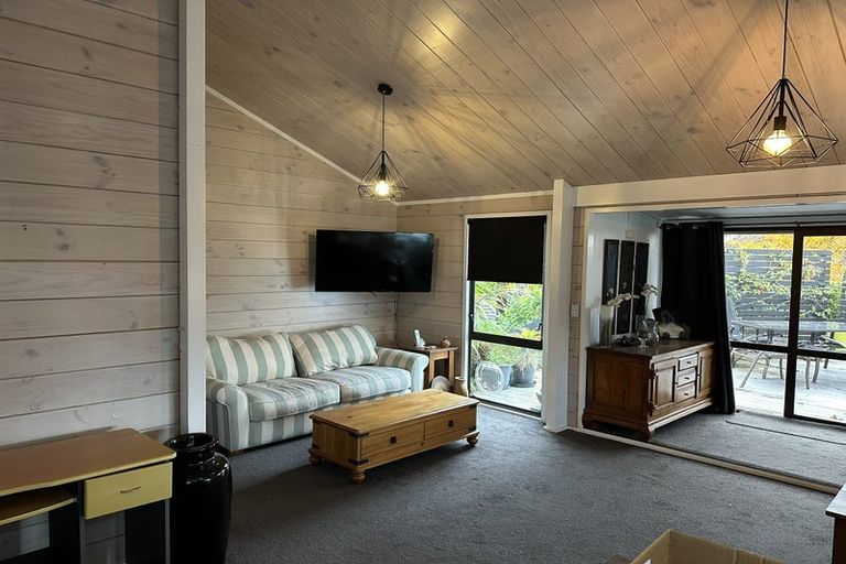 Photo of property in 6 Honnor Place, Hurdon, New Plymouth, 4310