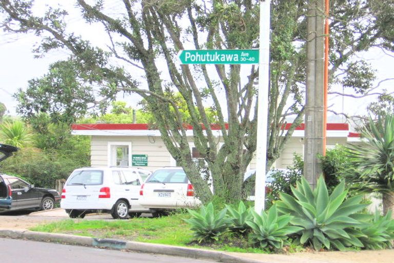 Photo of property in 40 Pohutukawa Avenue, Red Beach, 0932