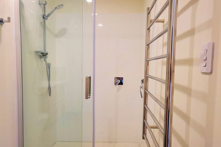 Photo of property in 36 Barbados Drive, Unsworth Heights, Auckland, 0632