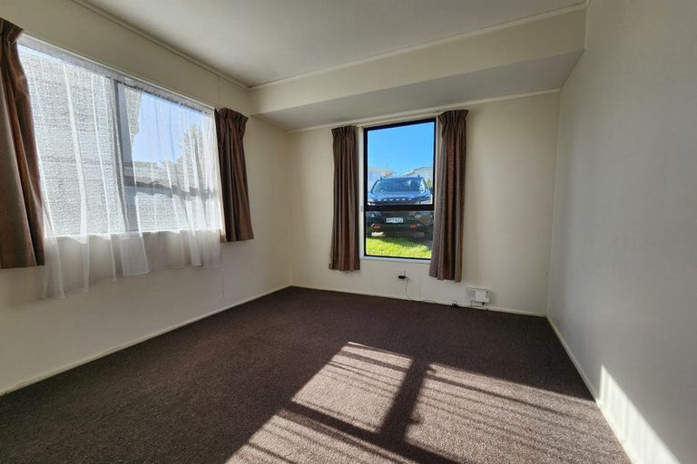 Photo of property in 3b Stroud Way, Newlands, Wellington, 6037