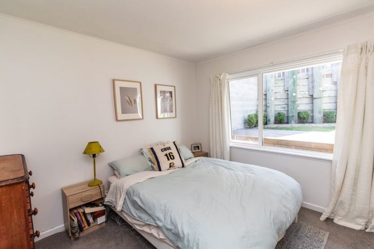 Photo of property in 68 Newlands Road, Newlands, Wellington, 6037