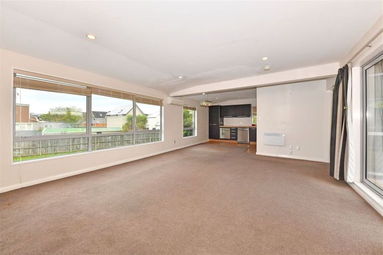 Photo of property in 8d Broadbent Street, Riccarton, Christchurch, 8041