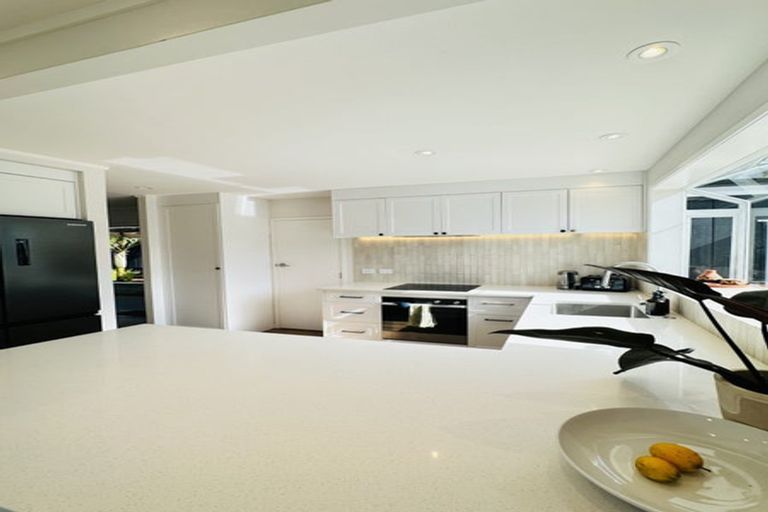 Photo of property in 8 John Dee Crescent, Red Beach, 0932