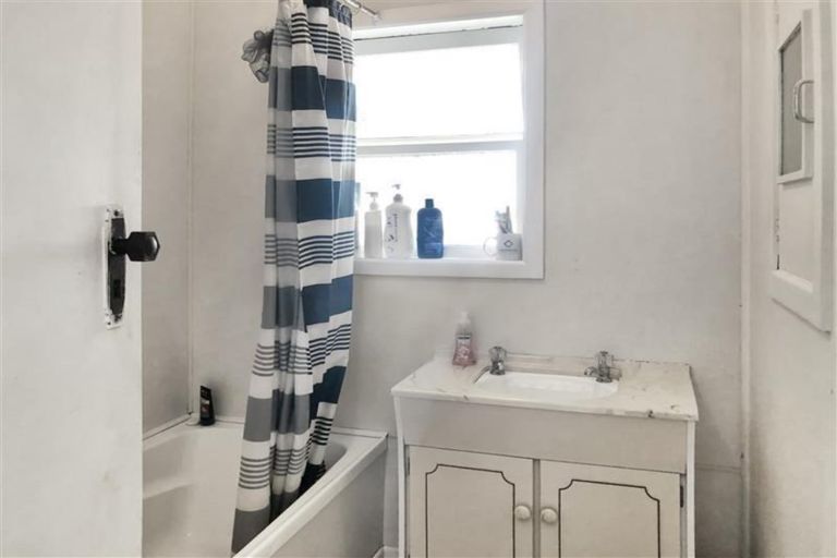 Photo of property in 1/49 Clevedon Road, Papakura, 2110