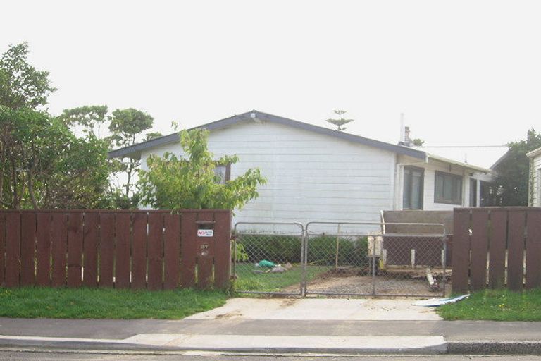 Photo of property in 37 Baylands Drive, Newlands, Wellington, 6037