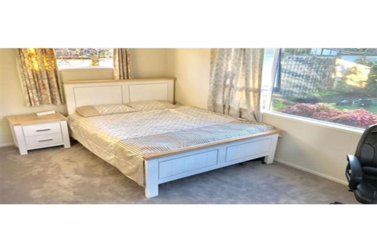 Photo of property in 10 Oakpark Place, West Harbour, Auckland, 0618